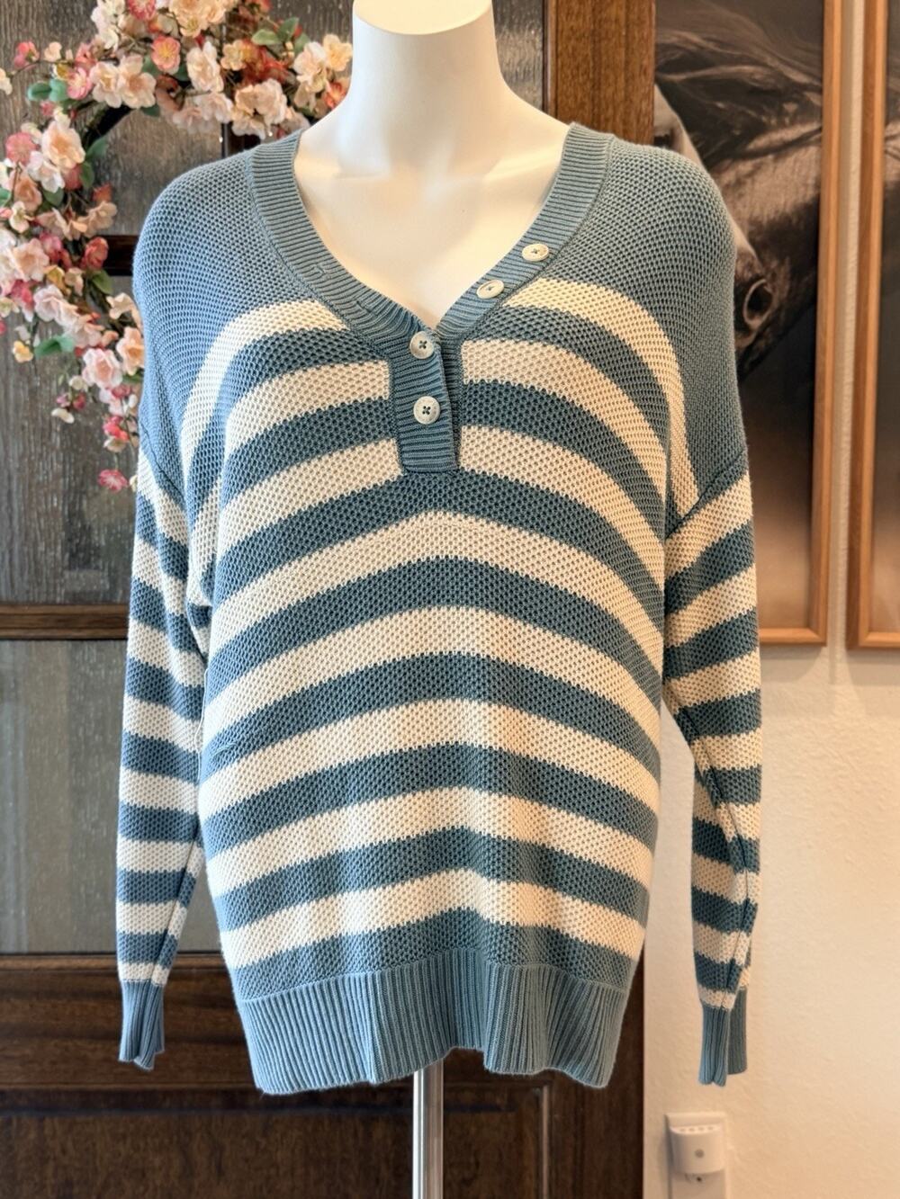 Pink Victoria's Secret Womens Cream Blue Long Sleeve Sweater Size M J0007-0T